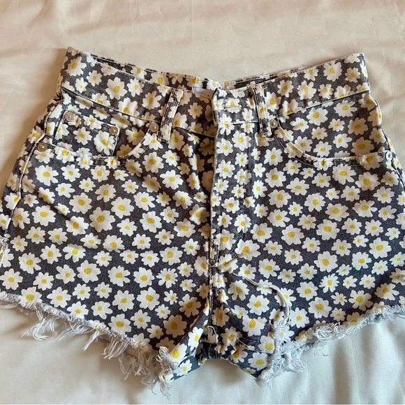 Short Zara à fleurs. Taille haute.
Floral  Daisy print high waist Denim  short - Picture 1 of 3